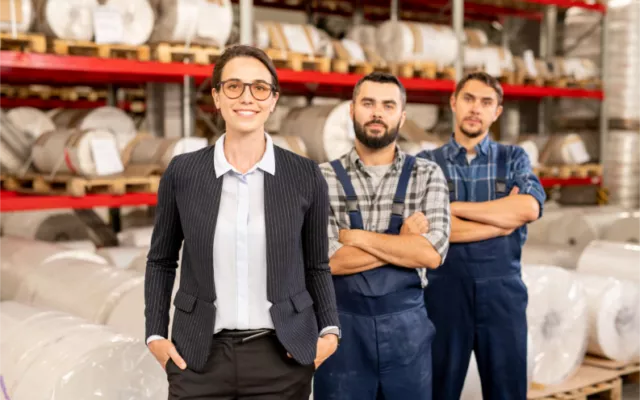 Pracownicy w czystej odzieży roboczej Profi Service